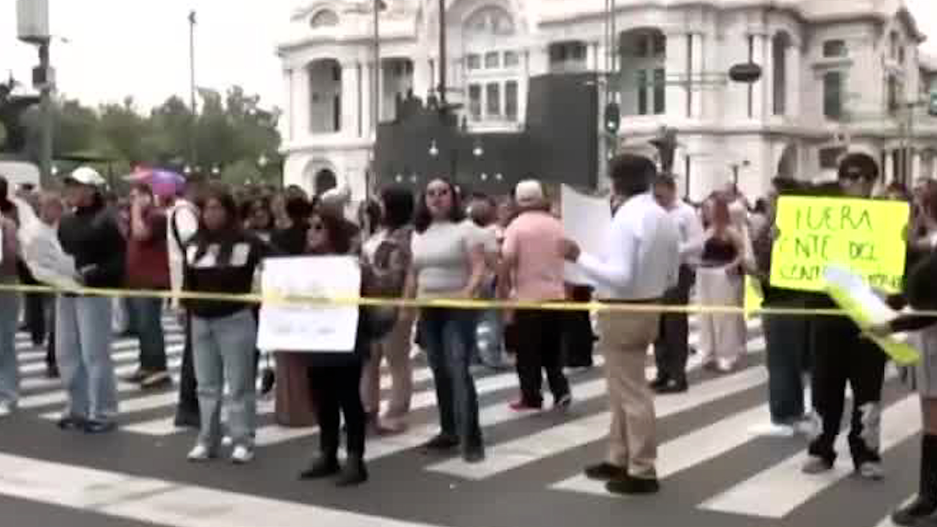 Comerciantes del centro histórico sin trabajar 2 semanas por vallas. Ramón Ramírez reporta enfrentamientos.