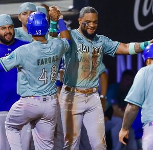 Jugadores de Charros festejando una carrera en el Estadio Panamericano