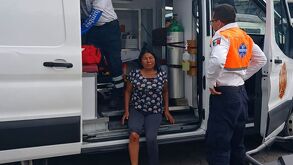 Asalto a mujer en Izúcar de Matamoros; la arrastran por el pavimento para quitarle 4 mil pesos.