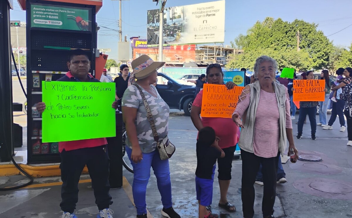 Familiares de José Gabriel, joven desaparecido en Torreón, manifestándose en gasolinera.