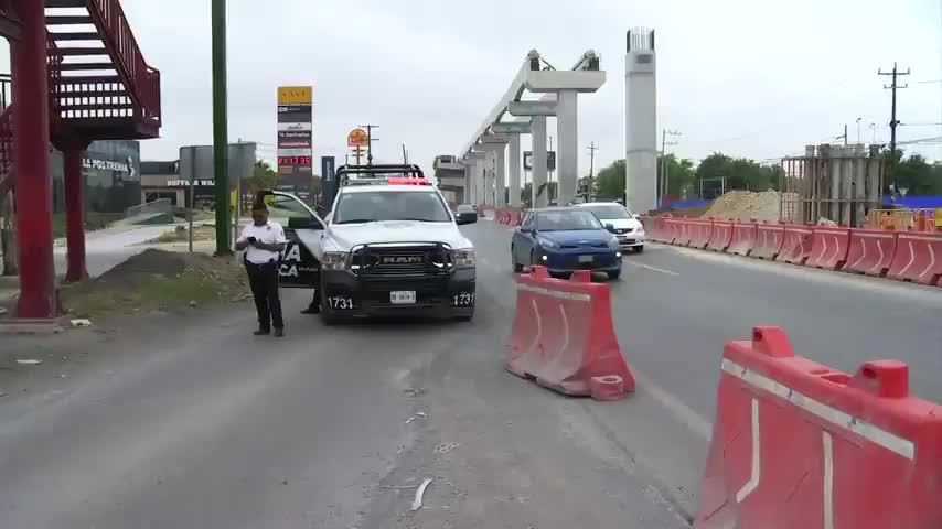Tres integrantes de una familia, incluido un menor de 3 años, resultaron lesionados tras chocar contra una barrera y volcar sobre la avenida Miguel Alemán.