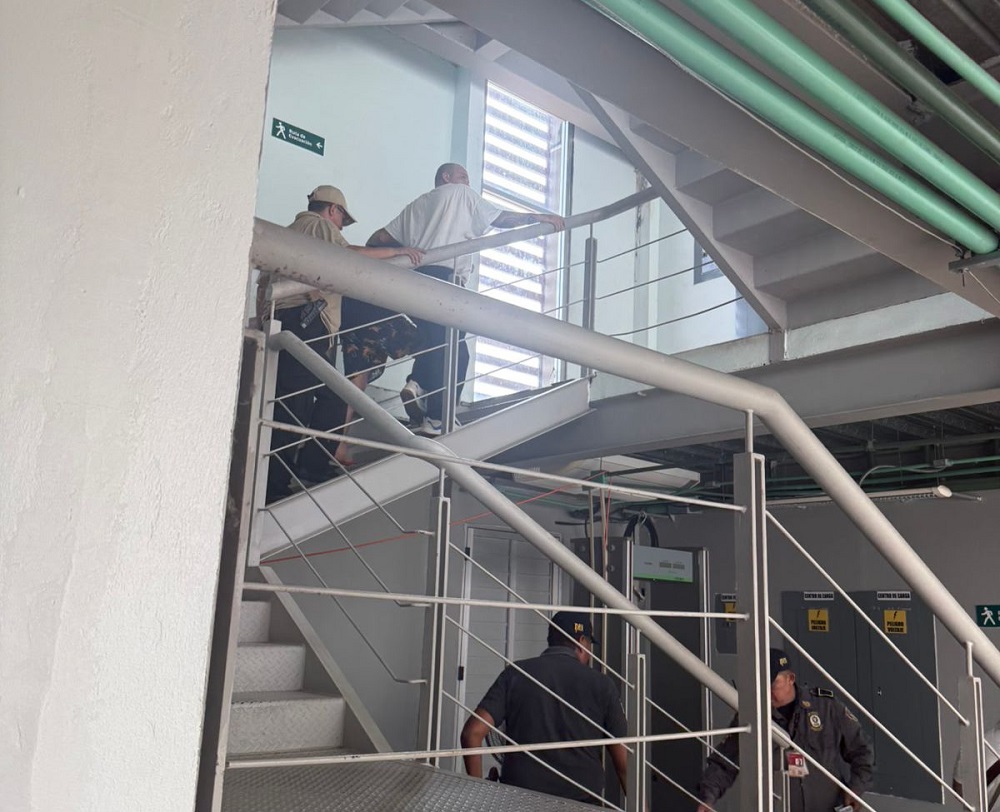 Hombres subiendo escaleras en un edificio.