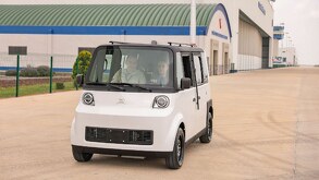 dos personas a bordo del vehículo olinia auto electrico mexicano