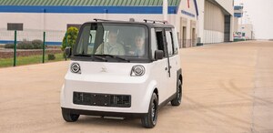 dos personas a bordo del vehículo olinia auto electrico mexicano
