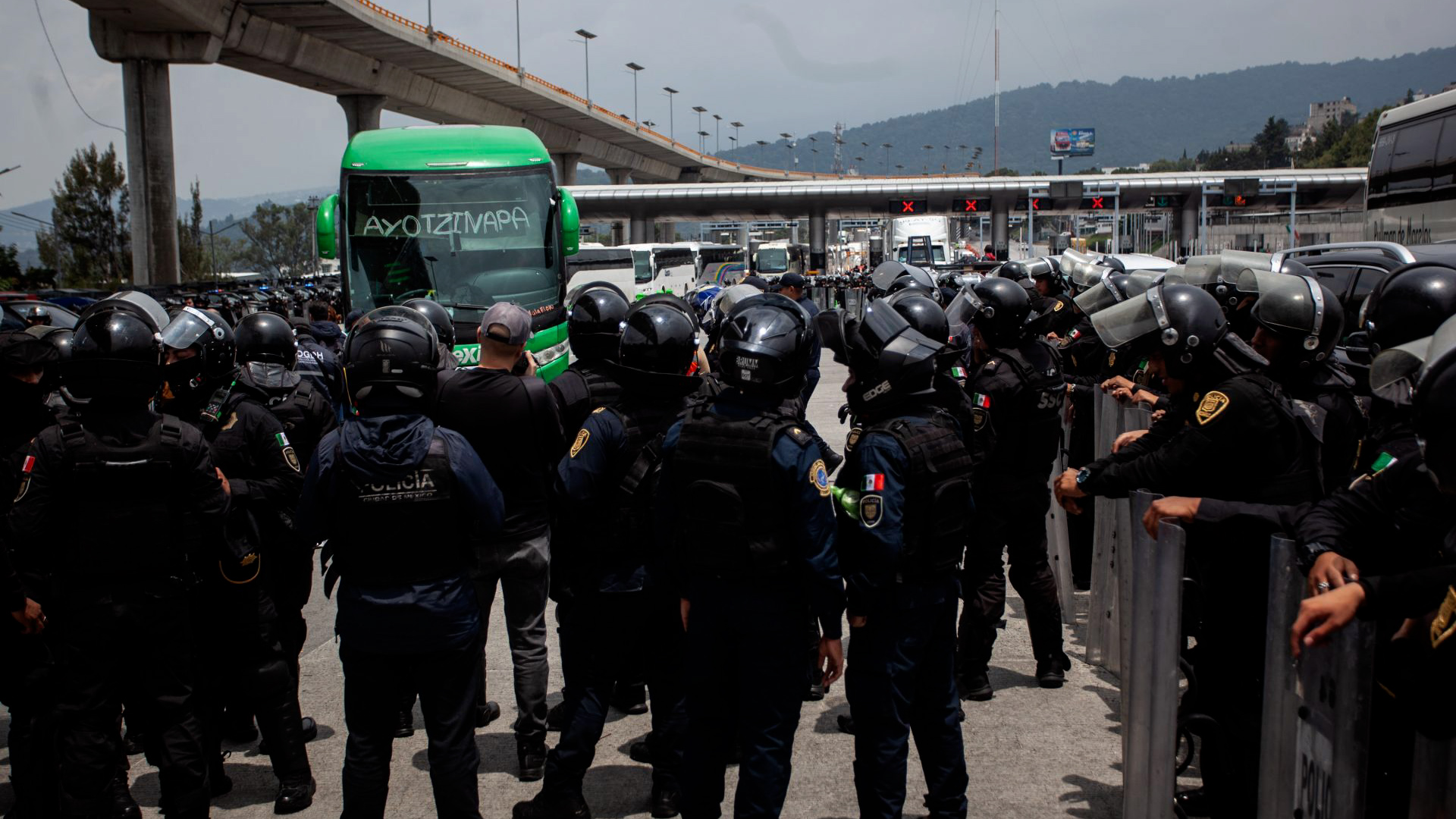 Gobierno bloquea 16 autobuses con estudiantes de Ayotzinapa en autopista México-Cuernavaca. 500 policías impiden paso a manifestantes hacia CdMx.