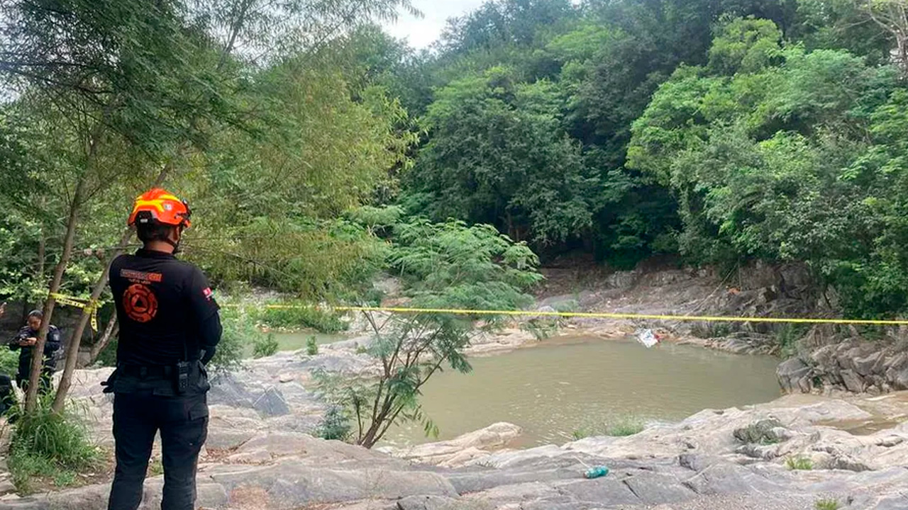 El cuerpo de una persona fue localizado dentro de un cuerpo de agua en el Parque Ecológico Charco Azul, en Juárez, Nuevo León.