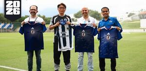 Cuerpo técnico de la Selección de Japón y directivos de Rayados intercambiando jerseys en el último día del combinado nipón en Monterrey.