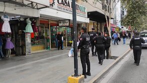 La policía realiza recorridos por la zonas de comercio, para decomisar a los comrciantes ambulantes.