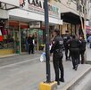 La policía realiza recorridos por la zonas de comercio, para decomisar a los comrciantes ambulantes.