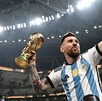 Lionel Messi cargando la Copa del Mundo en el 2022.
