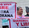 Personas con pancartas durante una manifestación.