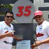 Miguel Ojeda y Robinson Canó durante la ceremonia de inmortalización del número 35 en los Diablos Rojos del México.