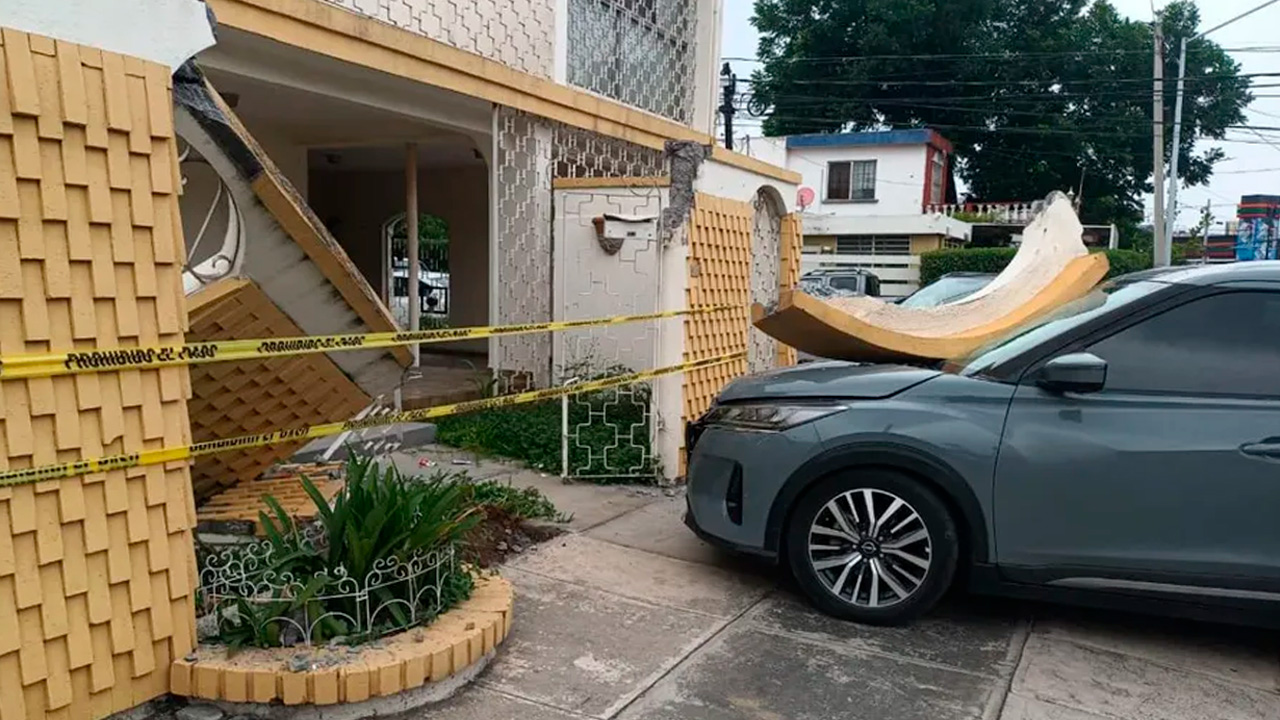 Una mujer y sus dos hijas resultaron con lesiones menores luego de que su camioneta se impactara contra la fachada de una vivienda en la colonia Mitras Centro.