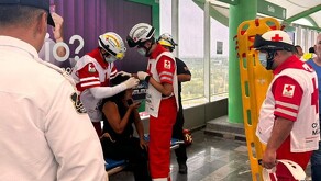 Paramédicos atendiendo a mujer en Metro de Escobedo.