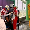 Paramédicos atendiendo a mujer en Metro de Escobedo.