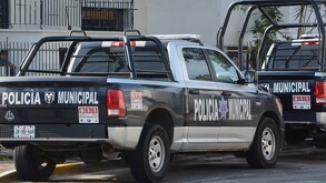 Patrullas de la Policía Municipal de Guadalajara estacionadas al exterior de una casa blanca con rejas negras