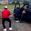 Personas peleando en una cancha de futbol.