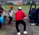 Personas peleando en una cancha de futbol.