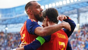 Jugadores de la Selección de España abrazándose tras un gol.