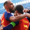 Jugadores de la Selección de España abrazándose tras un gol.