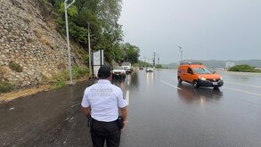 Policía vial vigilando carreteras de Acapulco en Guerrero ante el paso de la tormenta tropical Boris.