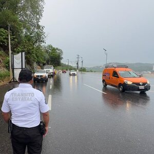 Policía vial vigilando carreteras de Acapulco en Guerrero ante el paso de la tormenta tropical Boris.