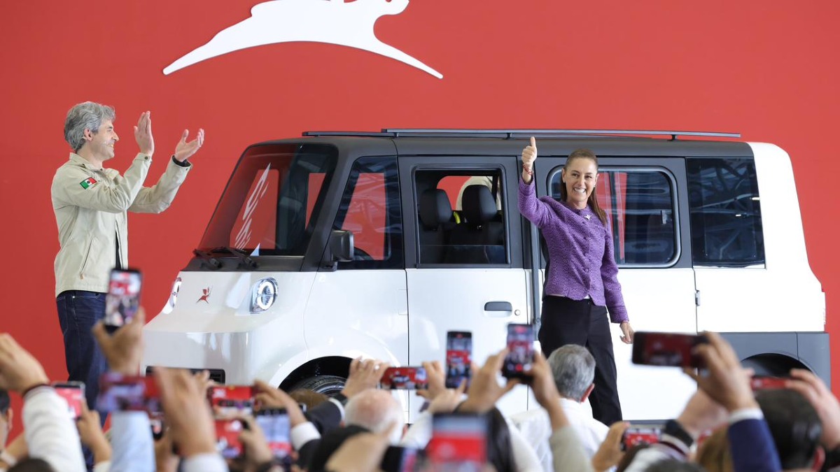 la presidenta claudia sheinbaum junto a un auto eléctrico olinia