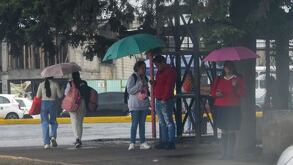 Alumnos cubriéndose de la tormenta por Boris