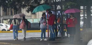 Alumnos cubriéndose de la tormenta por Boris