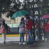 Alumnos cubriéndose de la tormenta por Boris