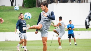 Óliver Torres entrenando con Rayados en El Barrial previo a salir a la Riviera Maya para la pretemporada con Matías Almeyda.