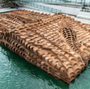 La obra presentaba deterioros causados por su exposición constante al agua, el clima y la acumulación de sales minerales y tuvo que ser restaurada.