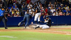 Barrida de un jugador de Sultanes en el partido ante Acereros de Monclova.