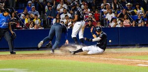 Barrida de un jugador de Sultanes en el partido ante Acereros de Monclova.