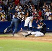 Barrida de un jugador de Sultanes en el partido ante Acereros de Monclova.