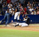 Barrida de un jugador de Sultanes en el partido ante Acereros de Monclova.
