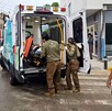 Paramédicos de la Cruz Verde de Zapopan subiendo dentro de una ambulancia y en camilla a un taxista que fue atacado a balazos