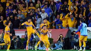 Jugadores de Tigres festejando un gol en el estadio Universitario en 2026.