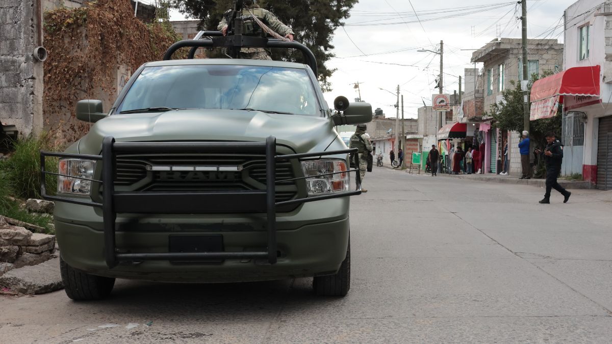 Patrulla de autoridades de seguridad a un extremo de una calle de la Ignacio Romero Vargas