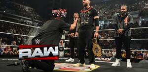 Roman Reigns siendo reconocido por Jacob Fatu en el episodio anterior de WWE Raw.