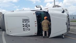Pipa volcada en Miguel Alemán