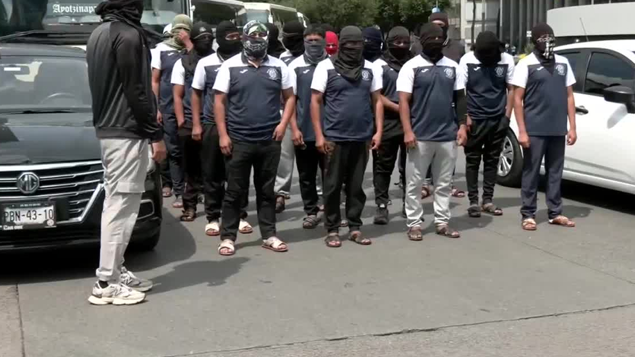 Un operativo en la autopista México-Cuernavaca detuvo durante casi cuatro horas a 17 autobuses con normalistas de Ayotzinapa.