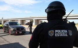 Policías estatales en filtro de seguridad en La Laguna.