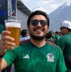 Aficionado de México tomando cerveza en Monterrey.