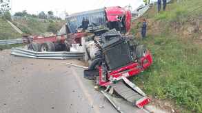 Un chofer de tráiler murió luego de volcar su unidad en la carretera Texcoco-Calpulalpan.