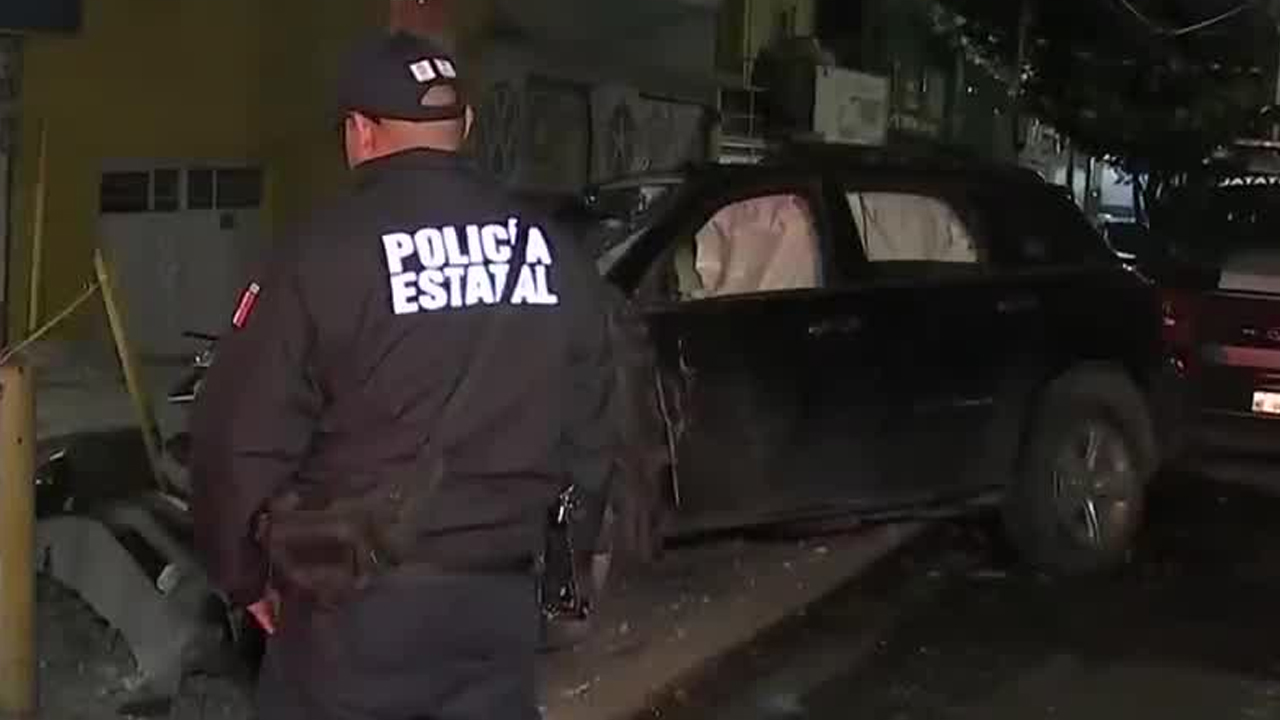 Una camioneta Acura que circulaba presuntamente a exceso de velocidad se salió del camino en Avenida Central, en Nezahualcóyotl.