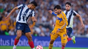 Víctor Guzmán y Ángel Correa en el Clásico Regio del Apertura 2025 en el estadio BBVA.
