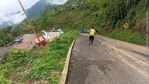 una persona en un camino afectado por lluvias en la sierra negra de puebla