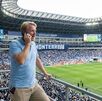 Persona extranjera hablando por teléfono en Estadio BBVA