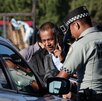 Policía de la Guardia Nacional hablando con un conductor.
